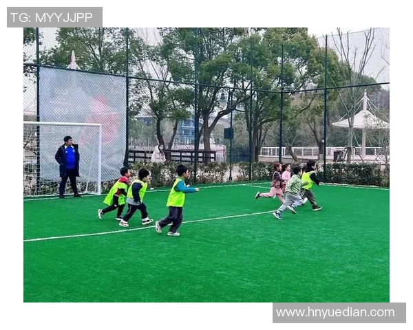 足球明星携子出场展现亲子时光共同感受绿茵场上的激情与快乐 足球明星携子出场展现亲子时光共同感受绿茵场上的激情与快乐