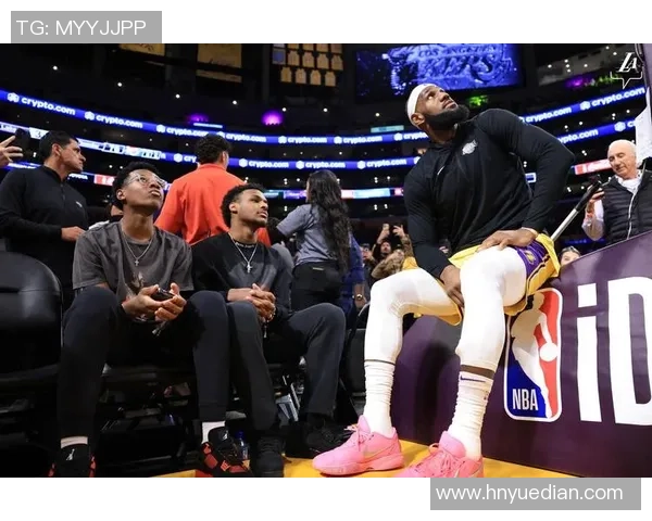 詹姆斯观看足球明星精彩瞬间视频分享与感悟 詹姆斯观看足球明星精彩瞬间视频分享与感悟